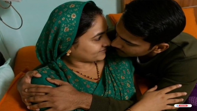 Desi Aunty Bed Romanse Kiss Viral Watch